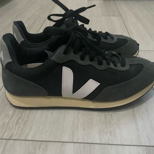 Veja SDU RT vegan low top sneakers size 9